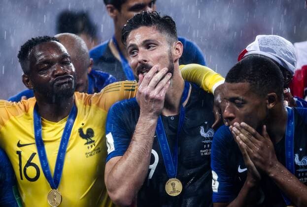 FuÃŸball, WM Finale 2018 in Moskau, Frankreich - Kroatien MOSCOW, RUSSIA - JULY 15, 2018: France s Steve Mandanda, Olivier Giroud and Paul Pogba, the winners of the 2018 FIFA World Cup WM Weltmeisterschaft Fussball during an award ceremony after the 2018 FIFA World Cup Final match between France and Croatia at Luzhniki Stadium. Valery Sharifulin TASS  TS089A33