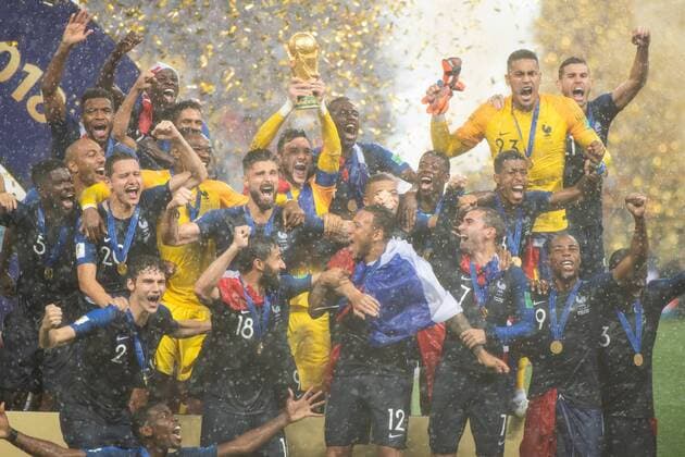 180715 Players of France celebrate with the trophy after winning the FIFA World Cup WM Weltmeisterschaft Fussball final match between France and Croatia on July 15, 2018 in Moscow. Photo: Petter Arvidson BILDBYRAN kod PA 92087 Copyright: PETTERxARVIDSON BB180715PA223