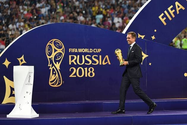 Sport Bilder des Tages Fussball, Herren, Saison 2017 18, WM in Russland, Finale Frankreich - Kroatien in Moskau (Luschniki), Philipp Lahm bringt den Original-WM-Pokal auf das Podium, 15.07.2018, *** Football Men Season 2017 18 World Cup in Russia Final France Croatia in Moscow Lushniki Philipp Lahm brings the Original World Cup trophy to the podium 15 07 2018 Copyright: xMatthiasxKochx