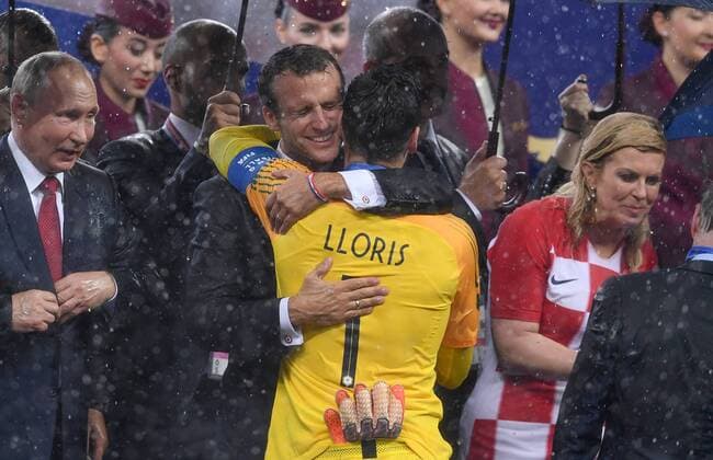FUSSBALL WM 2018 FINALE ------- Frankreich - Kroatien 15.07.2018 Praesident Emmanuel Macron herzt Torwart Hugo Lloris (beide Frankreich)