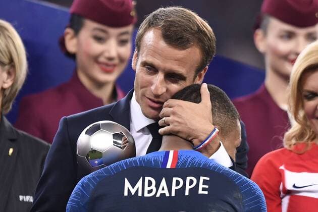 Fußball, WM Finale 2018 in Moskau, Frankreich - Kroatien EMMANUEL MACRON - 10 KYLIAN MBAPPE (FRA) - JOIE - TROPHEE MEILLEUR JEUNE FOOTBALL : France vs Croatie - Coupe du Monde 2018 - Finale - 15 07 2018 AnthonyBIBARD FEP Panoramic 