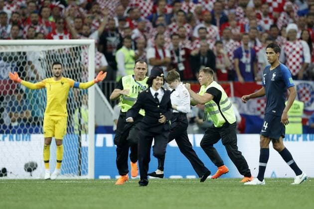 Fußball, WM Finale 2018 in Moskau, Frankreich - Kroatien (L-R) France goalkeeper Hugo Lloris, pitch intruder Pussy Riot, Raphael Varane of France during the 2018 FIFA World Cup WM Weltmeisterschaft Fussball Russia Final match between France and Croatia at the Luzhniki Stadium on July 15, 2018 in Moscow, Russia FIFA World Cup 2018 Russia 2017 2018 xVIxVIxImagesx xMauricexvanxSteenxWKxIVx 11509681
