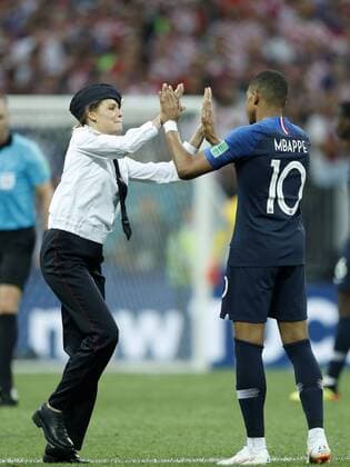 Sport Bilder des Tages (L-R) pitch intruder Pussy Riot, Kylian Mbappe of France during the 2018 FIFA World Cup WM Weltmeisterschaft Fussball Russia Final match between France and Croatia at the Luzhniki Stadium on July 15, 2018 in Moscow, Russia FIFA World Cup 2018 Russia 2017 2018 xVIxVIxImagesx xMauricexvanxSteenxWKxIVx 11509684
