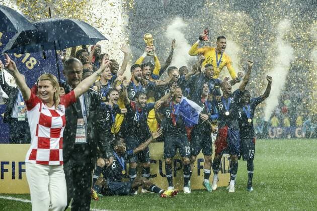 Sport Bilder des Tages Croatia s President Kolinda Grabar-Kitarovic, France goalkeeper Hugo Lloris, Benjamin Pavard of France, Presnel Kimpembe of France, Raphael Varane of France, Samuel Umtiti of France, Paul Pogba of France, Antoine Griezmann of France, Thomas Lemar of France, Olivier Giroud of France, Kylian Mbappe of France, Ousmane Dembele of France, Corentin Tolisso of France, Ngolo Kante of France, Blaise Matuidi of France, Steven N Zonzi of France, France goalkeeper Steve Mandanda, Adil Rami of France, Nabil Fekir of France, Djibril Sidibe of France, Florian Thauvin of France, Lucas Hernandez of France, Benjamin Mendy of France, France goalkeeper Alphonse Areola, France coach Didier Deschamps, with world cup trophy, FIFA World Cup WM Weltmeisterschaft Fussball during the 2018 FIFA World Cup Russia Final match between France and Croatia at the Luzhniki Stadium on July 15, 2018 in Moscow, Russia FIFA World Cup 2018 Russia 2017 2018 xVIxVIxImagesx xMauricexvanxSteenxWKxIVx 11509796