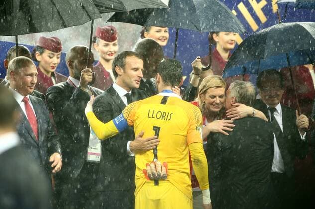 Wladimir Putin (RUS Präsident), Präsident Emmanuel Macron (FRA), Torwart Hugo Lloris, Präsidentin Kolinda Grabar Kitarovic (CRO) Siegerehrung im Regen Weltmeister World Champion Sieger Gewinner Fußball Fussball FIFA WM Weltmeisterschaft Russland Russia 2018 Finale Saison 2017 2018 15.07.2018 Frankreich FRA vs. Kroatien CRO