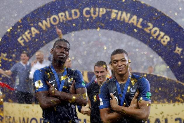 Fußball, WM Finale 2018 in Moskau, Frankreich - Kroatien , French midfielder Paul Pogba and French forward Kylian Mbappe celebrate after the FIFA World Cup WM Weltmeisterschaft Fussball 2018 final soccer match between France and Croatia, at Luzhniki Stadium in Moscu, Russia, 15 July 2018. FRANCE VS. CROATIA !ACHTUNG: NUR REDAKTIONELLE NUTZUNG!  Copyright: xAlbertoxEstevezx FWC64-671 20180715-636672854383531291