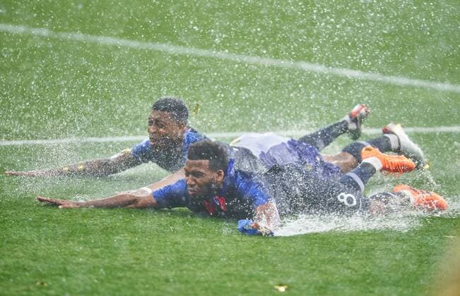 Fußball, WM Finale 2018 in Moskau, Frankreich - Kroatien France - Croatia, Soccer, Moscow, July 15, 2018 Thomas LEMAR, FRA 8 slides in the wet grass at the Official FIFA World Cup WM Weltmeisterschaft Fussball Original Trophy, winner, victory, ceremony, FRANCE - CROATIA 4-1 Football FIFA WORLD CUP 2018 RUSSIA, Final, Season 2018 2019, July 15, 2018 in Luzhniki Stadium Moscow, Russia. Photo: MAGICS Peter Schatz