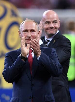 FUSSBALL WM 2018 FINALE ------- Frankreich - Kroatien 15.07.2018 Wladimir Wladimirowitsch Putin (vorn, Russland) und FIFA-Praesident Gianni Infantino (li, Schweiz)