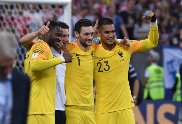 Fußball, WM Finale 2018 in Moskau, Frankreich - Kroatien FUSSBALL WM 2018 FINALE ------- Frankreich - Kroatien 15.07.2018 Torwart Steve Mandanda, Torwart Hugo Lloris und Torwart Alphonse Areola (v.l, alle Frankreich) jubeln nach dem Abpfiff