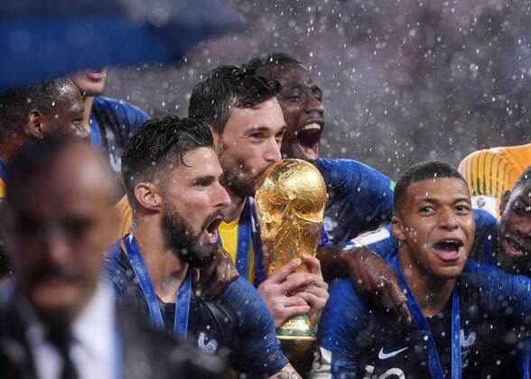 FUSSBALL WM 2018 Finale 15.07.2018 Frankreich - Kroatien Siegerehrung Weltmeister Frankreich; Torwart Hugo Lloris (Mitte) kuesst den WM Pokal; Olivier Giroud (li) und Kylian Mbappe (re) jubeln mit