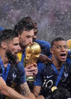 FUSSBALL WM 2018 Finale 15.07.2018 Frankreich - Kroatien Siegerehrung Weltmeister Frankreich; Torwart Hugo Lloris (Mitte) kuesst den WM Pokal; Olivier Giroud (li) und Kylian Mbappe (re) jubeln mit