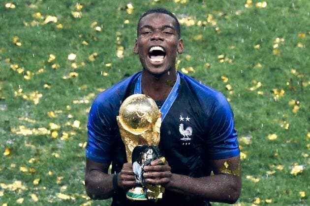 Sport Bilder des Tages MOSCOW, RUSSIA - JULY 15, 2018: France s Paul Pogba holds the trophy during an award ceremony after the 2018 FIFA World Cup WM Weltmeisterschaft Fussball Final match between France and Croatia at Luzhniki Stadium. Stanislav Krasilnikov TASS  TS089ADA