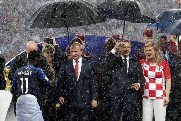French forward Ousmane Dembele (L), Russian President Vladimir Putin (2-L), French President Emmanuel Macron (2-R) and Croatian President Kolinda Grabar-Kitarovic (R) after the FIFA World Cup WM Weltmeisterschaft Fussball 2018 final soccer match between France and Croatia, at Luzhniki Stadium in Moscu, Russia, 15 July 2018. FRANCE VS. CROATIA !ACHTUNG: NUR REDAKTIONELLE NUTZUNG!  Copyright: xSebastiaoxMoreirax FWC64-533 20180715-636672883626970924