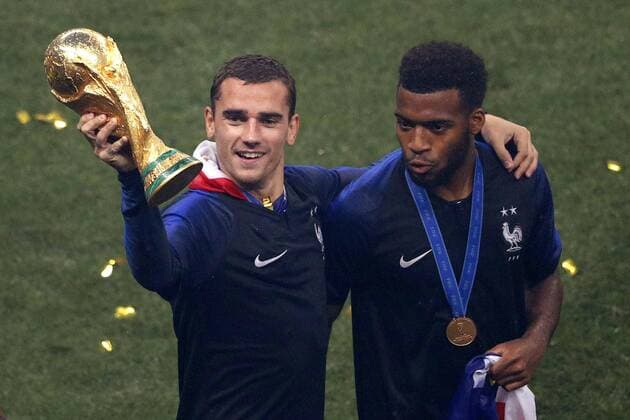 Fußball, WM Finale 2018 in Moskau, Frankreich - Kroatien French players Antoine Griezmann (L) and Thomas Lemar celebrate with the trophy after defeating Croatia in the FIFA World Cup WM Weltmeisterschaft Fussball 2018 final soccer match at Luzhniki Stadium in Moscu, Russia, 15 July 2018. FRANCE VS. CROATIA !ACHTUNG: NUR REDAKTIONELLE NUTZUNG!  Copyright: xLavandeiraxjrx GRAF1024 20180715-636672884371666262