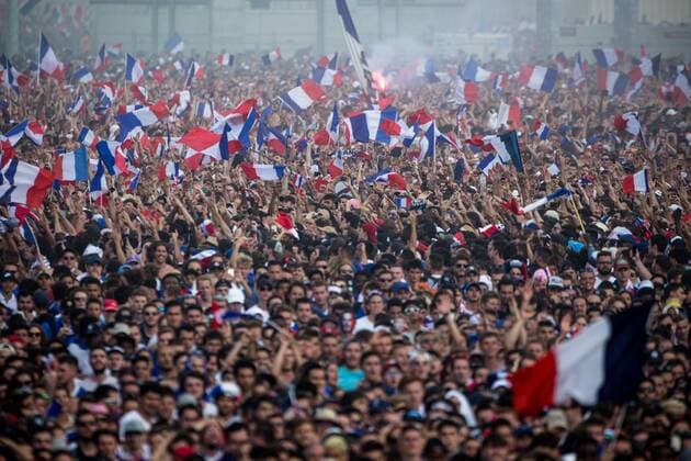 Fußball, WM Finale 2018 in Moskau, Frankreich - Kroatien French supporters at the Champs de Mars for watching the final of the 2018 Football World Cup between France and Croatia on a giant screen in Paris, on July 15th, 2018.  Copyright: xAurelienxMorissardx