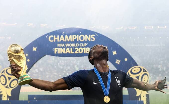 Sport Themen der Woche KW28 Sport Bilder des Tages MOSCOW, RUSSIA - JULY 15, 2018: France s Paul Pogba holds the trophy during an award ceremony after the 2018 FIFA World Cup WM Weltmeisterschaft Fussball Final match between France and Croatia at Luzhniki Stadium. Valery Sharifulin TASS  TS089B2F