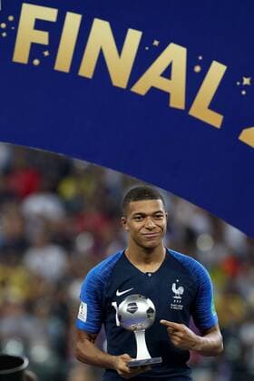 Fußball, WM Finale 2018 in Moskau, Frankreich - Kroatien Sport Bilder des Tages France vs Croatia MOSCOU, MO - 15.07.2018: FRANCE VS CROATIA - Kylian Mbappe of France receives the prize for best young player of the Cup after match between France and Croatia valid for the final of the 2018 World Cup held at the Luzhniki Stadium in Moscow, Russia. (Photo: Marcelo Machado de Melo Fotoarena) x1568036x  MarceloxMachadoxdexMelo