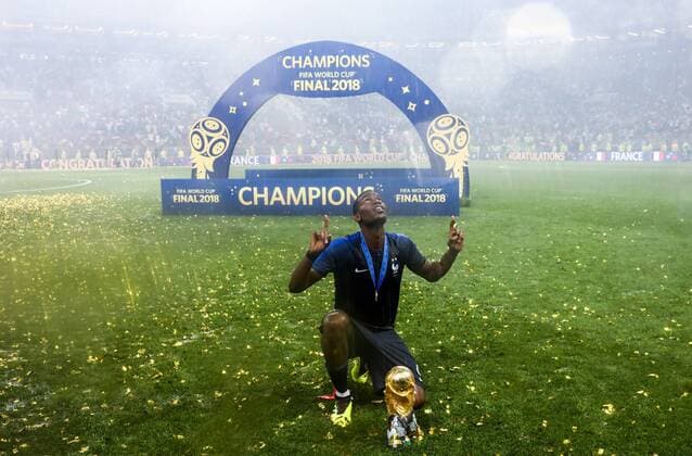 FuÃŸball, WM Finale 2018 in Moskau, Frankreich - Kroatien MOSCOW, RUSSIA - JULY 15, 2018: France s Paul Pogba poses by the trophy during an award ceremony after the 2018 FIFA World Cup WM Weltmeisterschaft Fussball Final match between France and Croatia at Luzhniki Stadium. Valery Sharifulin TASS  TS089B46