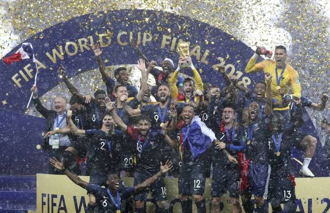 Sport Themen der Woche KW28 (180715) -- MOSCOW, July 15, 2018 -- Members of team France celebrate at the awarding ceremony after the 2018 FIFA World Cup WM Weltmeisterschaft Fussball final match between France and Croatia in Moscow, Russia, July 15, 2018. France defeated Croatia 4-2 and claimed the title. ) (SP)RUSSIA-MOSCOW-2018 WORLD CUP-FINAL-FRANCE VS CROATIA CaoxCan 