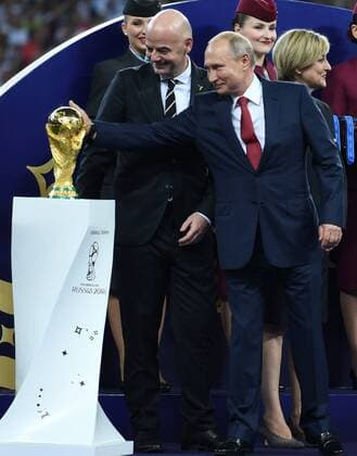 Sport Bilder des Tages (180715) -- MOSCOW, July 15, 2018 -- Russian President Vladimir Putin (C front) touches the World Cup trophy at the awarding ceremony after the 2018 FIFA World Cup WM Weltmeisterschaft Fussball final match between France and Croatia in Moscow, Russia, July 15, 2018. France defeated Croatia 4-2 and claimed the title. ) (SP)RUSSIA-MOSCOW-2018 WORLD CUP-FINAL-FRANCE VS CROATIA LixGa 