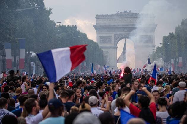 Fußball, WM Finale 2018 in Moskau, Frankreich - Kroatien French supporters going to the Champs Elysees to celebrate the French team s victory in the final of the 2018 Football World Cup between France and Croatia, in Paris, on July 15th, 2018.  Copyright: xAurelienxMorissardx