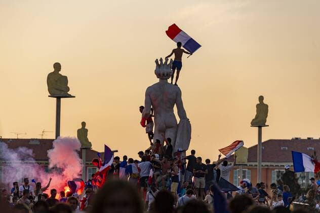 Fußball, WM Finale 2018 in Moskau, Frankreich - Kroatien Supporters de l equipe de france fontaine du soleil a Nice FOOTBALL : Ambiance de la Finale France vs Croatie - Nice - 15 07 2018 NorbertScanella Panoramic 
