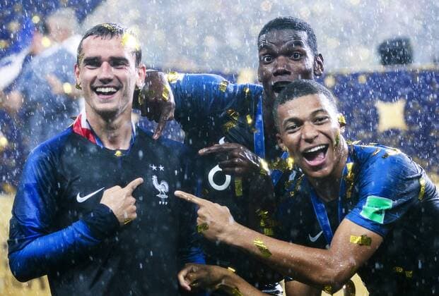 FuÃŸball, WM Finale 2018 in Moskau, Frankreich - Kroatien Sport Themen der Woche KW28 Sport Bilder des Tages MOSCOW, RUSSIA â€“ JULY 15, 2018: France s Antoine Griezmann (L) and Kylian Mbappe at a victory ceremony after winning their 2018 FIFA World Cup WM Weltmeisterschaft Fussball final football match against Croatia at Luzhniki Stadium. Team France won the game 4:2 and claimed the World Cup title. Mikhail Tereshchenko TASS  TS089B53