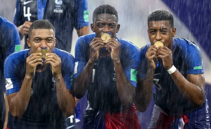 Sport Bilder des Tages France vs Croatia MOSCOU, MO - 15.07.2018: FRANCE VS CROATIA - fKylian Mbappe, Ousamane Dembele and Presnel Kimpembe of France kiss world champion medal after match between France and Croatia valid for the final of the 2018 World Cup held at the Luzhniki Stadium in Moscow, Russia. (Photo: Marcelo Machado de Melo Fotoarena) x1568107x  MarceloxMachadoxdexMelo