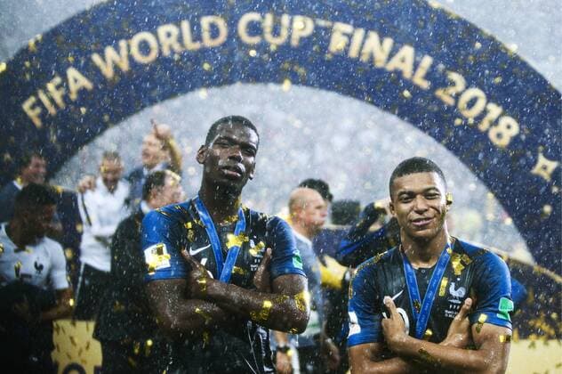 Sport Bilder des Tages MOSCOW, RUSSIA - JULY 15, 2018: France s football players Paul Pogba (L front) and Kylian Mbappe (R front) at the official award ceremony after the final match between France and Croatia at FIFA World Cup WM Weltmeisterschaft Fussball Russia 2018 at Luzhniki Stadium; France won 4-2. Mikhail Tereshchenko TASS  TS089B4B