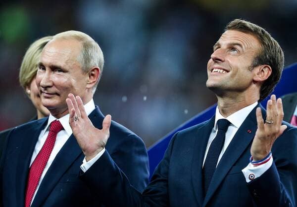 FuÃŸball, WM Finale 2018 in Moskau, Frankreich - Kroatien MOSCOW, RUSSIA â€“ JULY 15, 2018: Russia s President Vladimir Putin (L) and France s President Emmanuel Macron at a victory ceremony after the 2018 FIFA World Cup WM Weltmeisterschaft Fussball final football match between France and Croatia at Luzhniki Stadium. Team France won the game 4:2 and claimed the World Cup title. Mikhail Tereshchenko TASS  TS089B66