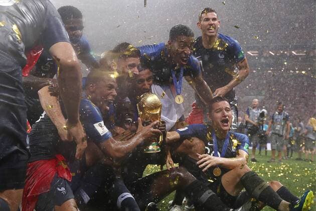 FuÃŸball, WM Finale 2018 in Moskau, Frankreich - Kroatien MOSCOW, RUSSIA â€“ JULY 15, 2018: France s players pose for a group photo with the World Cup trophy at a victory ceremony after winning their 2018 FIFA World Cup WM Weltmeisterschaft Fussball final football match against Croatia at Luzhniki Stadium. Team France won the game 4:2 and claimed the World Cup title. Sergei Bobylev TASS  TS089B6D