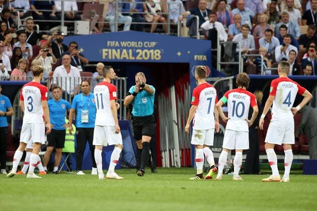 Fu?ball, WM Finale 2018 in Moskau, Frankreich - Kroatien France v Croatia 2018 FIFA World Cup WM Weltmeisterschaft Fussball Final Referee Nestor Pitana (Argentina) awards France a penalty after consulting VAR about a handball claim against Ivan Perisic of Croatia during the 2018 FIFA World Cup Final match at Luzhniki Stadium, Moscow Content Not Available For UK Newspapers Copyright: xPaulxChestertonx FIL-12022-0144