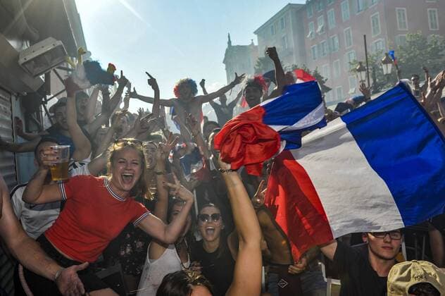 Fußball, WM Finale 2018 in Moskau, Frankreich - Kroatien Supporters de l equipe de france cours Saleya a Nice FOOTBALL : Ambiance de la Finale France vs Croatie - Nice - 15 07 2018 NorbertScanella Panoramic 