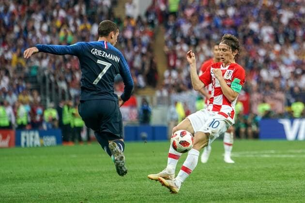Fußball, WM Finale 2018 in Moskau, Frankreich - Kroatien July 15, 2018: Luka Modric of Croatia taking the ball in front of Antoine Griezmann of France at Luzhniki Stadium during the final between Franceand Croatia during the 2018 World Cup. CSM 2018 FIFA World Cup WM Weltmeisterschaft Fussball Football Final France v Croatia Jul 15th - ZUMAc04_ 20180715_zaf_c04_115 Copyright: xUlrikxPedersenx