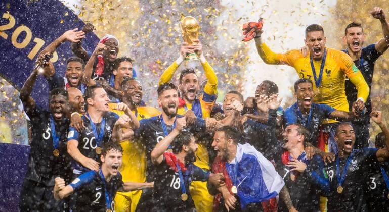 180715 Players of France celebrate with the trophy after winning the FIFA World Cup WM Weltmeisterschaft Fussball final match between France and Croatia on July 15, 2018 in Moscow. Photo: Petter Arvidson BILDBYRN kod PA 92087 Copyright: PETTERxARVIDSON BB180715PA334