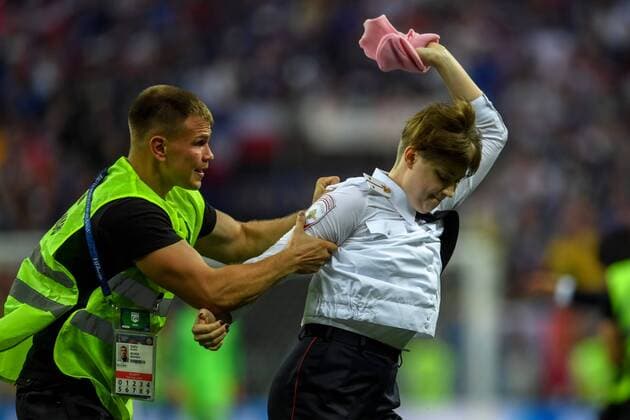 FuÃŸball, WM Finale 2018 in Moskau, Frankreich - Kroatien 15th July 2018, Luzhniki Stadium, Moscow, Russia; FIFA World Cup WM Weltmeisterschaft Fussball Football Final, France versus Croatia; A demonstrator from Pussy riot invades the field  ActionPlus12048230 UlrikxPedersen