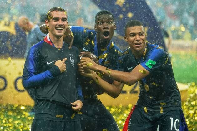 FuÃŸball, WM Finale 2018 in Moskau, Frankreich - Kroatien 15th July 2018, Luzhniki Stadium, Moscow, Russia; FIFA World Cup WM Weltmeisterschaft Fussball Football Final, France versus Croatia; Kylian Mbappe of France, Antoine Griezmann of France and Paul Pogba of France show off the 2 starts on their shirts  ActionPlus12048217 UlrikxPedersen
