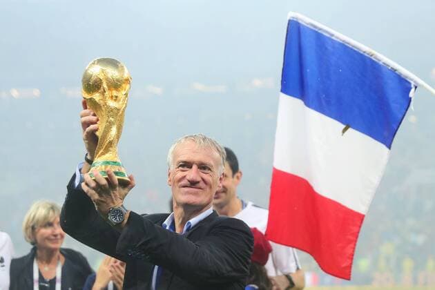 Fußball, WM Finale 2018 in Moskau, Frankreich - Kroatien France coach Didier Deschamps lifts the trophy following the 2018 FIFA World Cup WM Weltmeisterschaft Fussball final match at Luzhniki Stadium in Moscow, Russia on July 15, 2018. France beat Croatia 4-2.  MOS20180715107 CHRISxBRUNSKILL