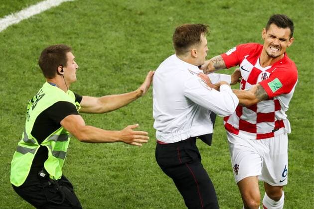 FuÃŸball, WM Finale 2018 in Moskau, Frankreich - Kroatien MOSCOW, RUSSIA - JULY 15, 2018: A security guard detains a pitch invader during the 2018 FIFA World Cup WM Weltmeisterschaft Fussball Final match between France and Croatia at Luzhniki Stadium. Stanislav Krasilnikov TASS  TS089BF5