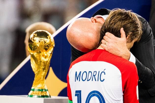 Sport Themen der Woche KW28 Sport Bilder des Tages 180715 Luka Modric of Croatia walks by the trophy and gets a hug by FIFA president Gianni Infantino during the medal ceremony after the FIFA World Cup WM Weltmeisterschaft Fussball final match between France and Croatia on July 15, 2018 in Moscow. Photo: Petter Arvidson BILDBYR?N kod PA 92087 *** 180715 Luka Modric of Croatia walks by the trophy and gets a hug by FIFA President Gianni Infantino during the medal ceremony after the FIFA World Cup final match between France and Croatia on July 15, 2018 in Moscow Photo Petter Arvidson BILDBYR N Code PA 92087  Copyright: PETTERxARVIDSON BB180715PA424