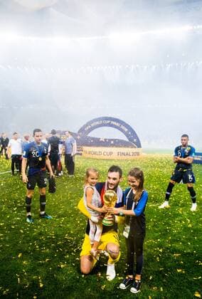 180715 Goalkeeper Hugo Lloris of France celebrate with the trophy after winning the FIFA World Cup WM Weltmeisterschaft Fussball final match between France and Croatia on July 15, 2018 in Moscow. Photo: Petter Arvidson BILDBYRN kod PA 92087 Copyright: PETTERxARVIDSON BB180715PA450
