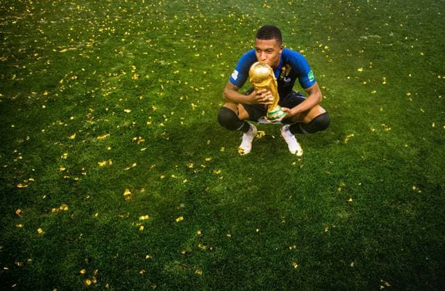 IMAGO Iconic Moments, Fußball Fußball, WM Finale 2018 in Moskau, Frankreich - Kroatien 180715 Kylian Mbappe of France celebrate with the trophy after winning the FIFA World Cup WM Weltmeisterschaft Fussball final match between France and Croatia on July 15, 2018 in Moscow. Photo: Petter Arvidson BILDBYRN kod PA 92087 *** 180715 Kylian Mbappe of France celebrates with the trophy after winning the FIFA World Cup final match between France and Croatia on July 15, 2018 in Moscow Photo Petter Arvidson BILDBYR N Code PA 92087  Copyright: PETTERxARVIDSON BB180715PA454