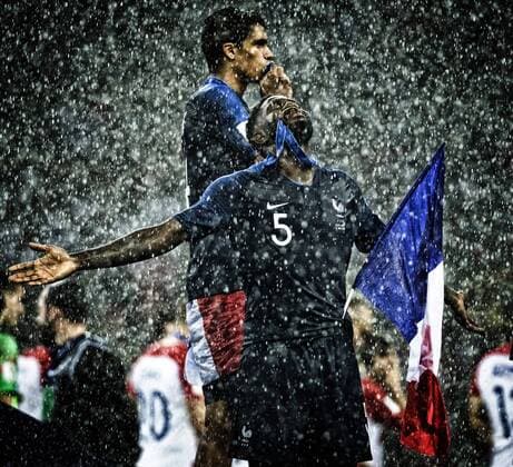Moskau , 15.07.2018 Schlussjubel von Weltmeister Samuel Umtiti (FRA) im Regen Frankreich - Kroatien *** Moscow 15 07 2018 Final celebration of world champion Samuel Umtiti FRA in the rain France Croatia