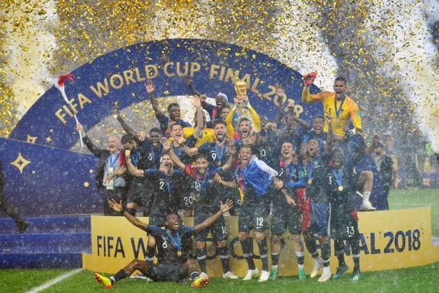 Fußball, WM Finale 2018 in Moskau, Frankreich - Kroatien Teamfoto,Team,Mannschaft,Mannschaftsfoto, mit Pokal,Cup,Trophaee,Siegerehrung, Victory Ceremony, Jubel,Freude,Begeisterung, Frankreich (FRA) - Kroatien (CRO) 4-2, Finale, Spiel 64, am 15.07.2018 in Moskau; Luzhniki Stadion. Fussball Weltmeisterschaft 2018 in Russland vom 14.06. - 15.07.2018. *** Teamfoto Team Team Teamfoto Cup Cup Trophaee Victory Ceremony Victory Ceremony Cheers Joy Enthusiasm France FRA Croatia CRO 4 2 Final Game 64 on 15 07 2018 in Moscow Luzhniki Stadium Football World Cup 2018 in Russia vom 14 06 15 07 2018