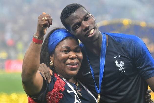 Fußball, WM Finale 2018 in Moskau, Frankreich - Kroatien Paul POGBA (FRA) mit seiner Mutter Yeo Moriba POGBA, Siegerehrung, Victory Ceremony, Frankreich (FRA) - Kroatien (CRO) 4-2, Finale, Spiel 64, am 15.07.2018 in Moskau; Luzhniki Stadion. Fussball Weltmeisterschaft 2018 in Russland vom 14.06. - 15.07.2018.