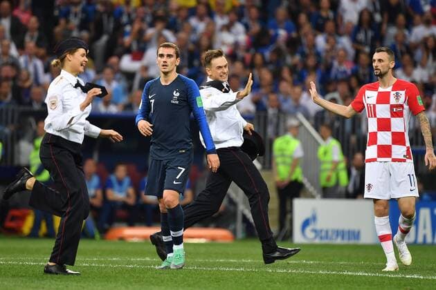 Fußball, WM Finale 2018 in Moskau, Frankreich - Kroatien Flitzer in Polizeiuniform -Mitglieder von Pussy Riot u. a. Pjotr Wersilow stoeren WM Finale und rennen ueber den Platz.Antoine GRIEZMANN (FRA),Marcelo BROZOVIC (CRO). Frankreich (FRA) - Kroatien (CRO) 4-2, Finale, Spiel 64, am 15.07.2018 in Moskau; Luzhniki Stadion. Fussball Weltmeisterschaft 2018 in Russland vom 14.06. - 15.07.2018.