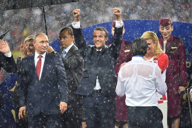 Wladimir PUTIN (Praesident Russland), Emmanuel MACRON (Staatspraesident Frankreich), Jubel,Freude,Begeisterung, Kolinda Grabar-Kitarovic (Staatspraesidentin Kroatien),die Zlatko DALIC (Trainer, CRO) troestet. Siegerehrung, Victory Ceremony. Frankreich (FRA) - Kroatien (CRO) 4-2, Finale, Spiel 64, am 15.07.2018 in Moskau; Luzhniki Stadion. Fussball Weltmeisterschaft 2018 in Russland vom 14.06. - 15.07.2018.