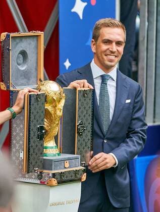 Fußball, WM Finale 2018 in Moskau, Frankreich - Kroatien France - Croatia, Soccer, Moscow, July 15, 2018 Closing ceremony with World Cup winner 2014 captain Philipp LAHM, Germany, russian supermodel, activist, and philanthropist Natalia VODIANOVA with the Official FIFA World Cup WM Weltmeisterschaft Fussball Original Trophy, FRANCE - CROATIA 4-2 Football FIFA WORLD CUP 2018 RUSSIA, Final, Season 2018 2019, July 15, 2018 in Luzhniki Stadium Moscow, Russia. Photo: MAGICS Peter Schatz