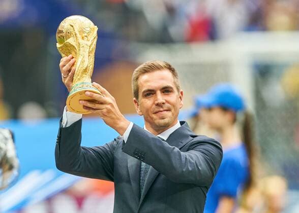 Fußball, WM Finale 2018 in Moskau, Frankreich - Kroatien France - Croatia, Soccer, Moscow, July 15, 2018 World Cup winner 2014 captain Philipp LAHM, Germany with the Official FIFA World Cup WM Weltmeisterschaft Fussball Original Trophy, FRANCE - CROATIA 4-2 Football FIFA WORLD CUP 2018 RUSSIA, Final, Season 2018 2019, July 15, 2018 in Luzhniki Stadium Moscow, Russia. Photo: MAGICS Peter Schatz