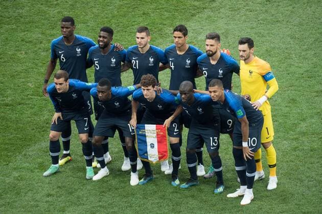 O.R.v.l. Paul POGBA (FRA), Samuel UMTITI (FRA), Lucas HERNANDEZ (FRA), Raphael VARANE (FRA), Olivier GIROUD (FRA), Torwart Hugo LLORIS (FRA), u.R.v.l. Antoine GRIEZMANN (FRA), Blaise MATUIDI (FRA), Benjamin PAVARD (FRA), Ngolo KANTE (FRA), Kylian MBAPPE (FRA), Mannschaftsfoto, Gruppenbild, Teamfoto, Teambild, ganze Figur, Querformat, Frankreich (FRA) - Kroatien (CRO) 4:2, Finale, Spiel 64, am 15.07.2018 in Moskau; Fussball Weltmeisterschaft 2018 in Russland vom 14.06. - 15.07.2018. Â *** ORAN Paul POGBA FRA Samuel UMTITI FRA Lucas HERNANDEZ FRA Raphael VARANE FRA Olivier GIROUD FRA Goalkeeper Hugo LLORIS FRA U R vl Antoine GRIEZMANN FRA Blaise MATUIDI FRA Benjamin PAVARD FRA Ngolo ROD FRA Kylian MBAPPE FRA Team Photo Group Picture Team Photo Team Picture Full Character Landscape France FRA Croatia CRO 4 2 Final Game 64 on 15 07 2018 in Moscow Football World Cup 2018 in Russia from 14 06 15 07 2018 Â